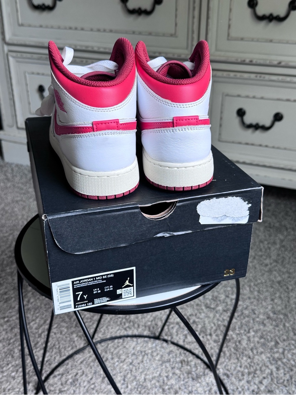 Air Jordan 1 Mid SE. Size 7 Y / 8.5 Women. New and Never Worn. - Picture 3 of 6